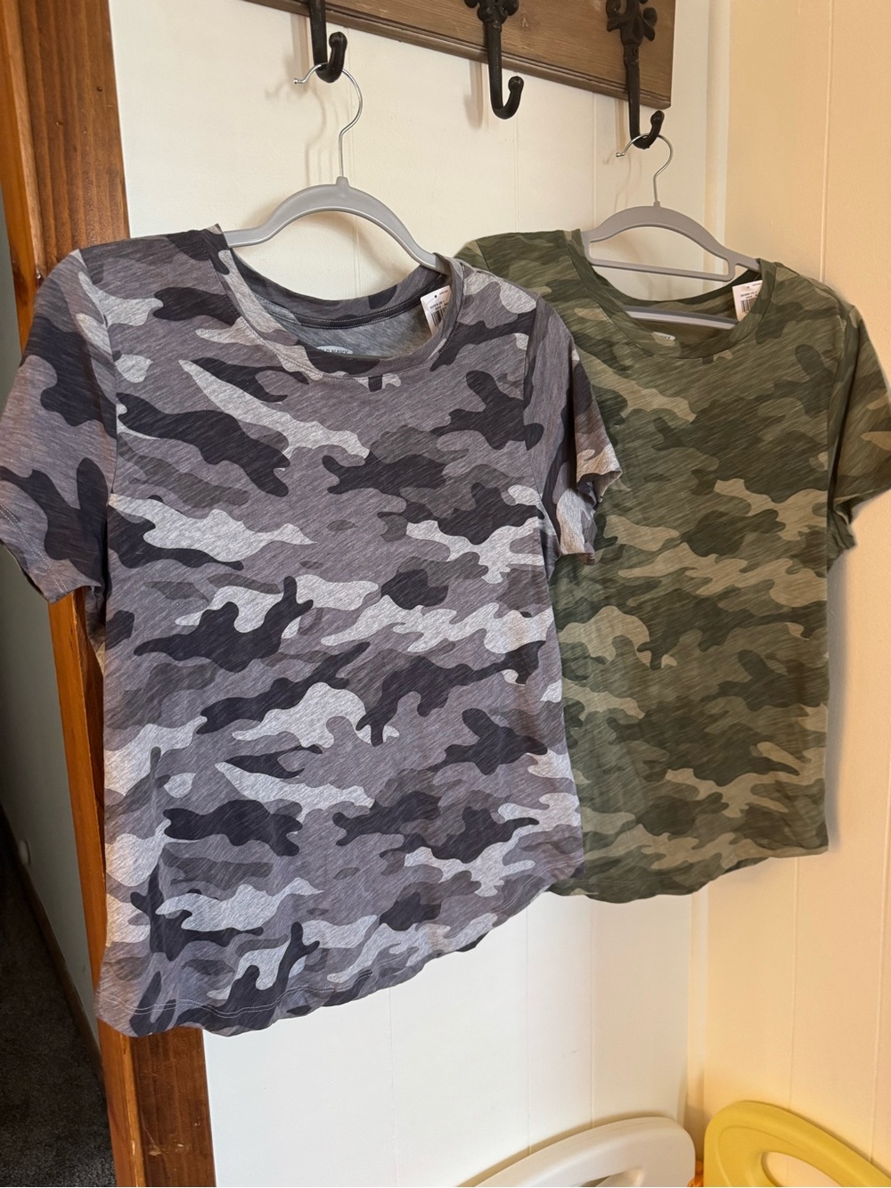 NWT 2-pc. Lot Old Navy Camouflage Print Everywhere T-Shirts, Size Medium Bundle